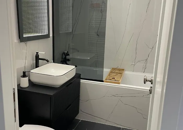 Luxury With Free Parking Apartment