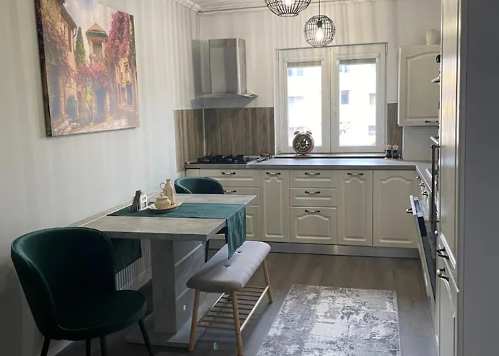 Luxury With Free Parking Apartment